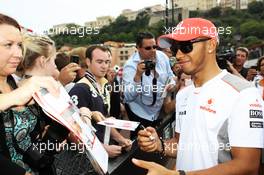 Lewis Hamilton (GBR) McLaren signs autographs for the fans. 25.05.2012. Formula 1 World Championship, Rd 6, Monaco Grand Prix, Monte Carlo, Monaco, Friday