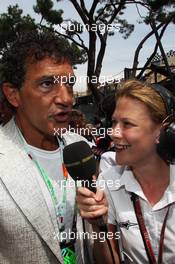 (L to R): Antonio Banderas (ESP) Actor with Jenny Gow (GBR) BBC Radio 5 Live Pitlane Reporter on the grid. 27.05.2012. Formula 1 World Championship, Rd 6, Monaco Grand Prix, Monte Carlo, Monaco, Race Day