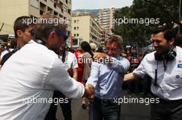 (L to R): Roman Abramovich (RUS) with Eddie Jordan (IRE) BBC Television Pundit on the grid. 27.05.2012. Formula 1 World Championship, Rd 6, Monaco Grand Prix, Monte Carlo, Monaco, Race Day