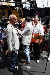 Martin Brundle (GBR) Sky Sports Commentator with Antonio Banderas (ESP) Actor on the grid. 27.05.2012. Formula 1 World Championship, Rd 6, Monaco Grand Prix, Monte Carlo, Monaco, Race Day
