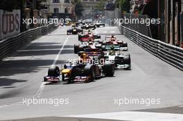Mark Webber (AUS) Red Bull Racing RB8 leads at the start of the race. 27.05.2012. Formula 1 World Championship, Rd 6, Monaco Grand Prix, Monte Carlo, Monaco, Race Day