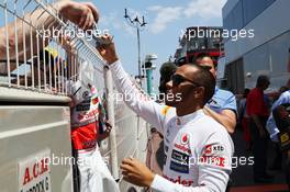 Lewis Hamilton (GBR) McLaren signs autographs for the fans. 26.05.2012. Formula 1 World Championship, Rd 6, Monaco Grand Prix, Monte Carlo, Monaco, Qualifying Day