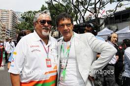 (L to R): Dr. Vijay Mallya (IND) Sahara Force India F1 Team Owner with Antonio Banderas (ESP) Actor on the grid. 27.05.2012. Formula 1 World Championship, Rd 6, Monaco Grand Prix, Monte Carlo, Monaco, Race Day