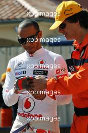 Lewis Hamilton (GBR) McLaren signs autographs for the fans. 24.05.2012. Formula 1 World Championship, Rd 6, Monaco Grand Prix, Monte Carlo, Monaco, Practice Day