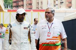 (L to R): Narain Karthikeyan (IND) Hispania Racing F1 Team (HRT) with Dr. Vijay Mallya (IND) Sahara Force India F1 Team Owner. 24.05.2012. Formula 1 World Championship, Rd 6, Monaco Grand Prix, Monte Carlo, Monaco, Practice Day