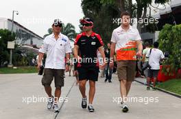(L to R): Kamui Kobayashi (JPN) Sauber with Timo Glock (GER) Marussia F1 Team and Paul di Resta (GBR) Sahara Force India F1. 23.03.2012. Formula 1 World Championship, Rd 2, Malaysian Grand Prix, Sepang, Malaysia, Friday Practice