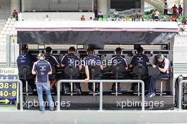 Williams pit gantry. 23.03.2012. Formula 1 World Championship, Rd 2, Malaysian Grand Prix, Sepang, Malaysia, Friday Practice