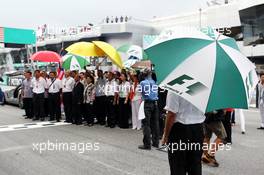 Umbrellas up as it starts to rain on the grid. 25.03.2012. Formula 1 World Championship, Rd 2, Malaysian Grand Prix, Sepang, Malaysia, Sunday Pre-Race Grid