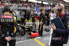 Adrian Newey (GBR) Red Bull Racing Chief Technical Officer takes a look at the Lotus E20 on the grid. 25.03.2012. Formula 1 World Championship, Rd 2, Malaysian Grand Prix, Sepang, Malaysia, Sunday Pre-Race Grid