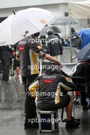 Renault engineers 25.03.2012. Formula 1 World Championship, Rd 2, Malaysian Grand Prix, Sepang, Malaysia, Sunday Pre-Race Grid