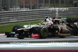 Kimi Raikkonen (FIN), Lotus F1 Team and Nico Rosberg (GER), Mercedes GP  25.03.2012. Formula 1 World Championship, Rd 2, Malaysian Grand Prix, Sepang, Malaysia, Sunday Race