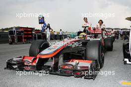 Lewis Hamilton (GBR) McLaren MP4/27 is pushed on to the grid. 25.03.2012. Formula 1 World Championship, Rd 2, Malaysian Grand Prix, Sepang, Malaysia, Sunday Race
