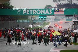 The grid clears as the field head off on the formation lap. 25.03.2012. Formula 1 World Championship, Rd 2, Malaysian Grand Prix, Sepang, Malaysia, Sunday Race