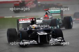 Pastor Maldonado (VEN) Williams FW34 leads Michael Schumacher (GER) Mercedes AMG F1 W03. 25.03.2012. Formula 1 World Championship, Rd 2, Malaysian Grand Prix, Sepang, Malaysia, Sunday Race