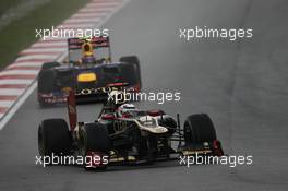 Kimi Raikkonen, Lotus Renault F1 Team leads Mark Webber (AUS), Red Bull Racing  25.03.2012. Formula 1 World Championship, Rd 2, Malaysian Grand Prix, Sepang, Malaysia, Sunday Race