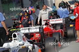 Mark Webber (AUS), Red Bull Racing check the rivals cars  24.03.2012. Formula 1 World Championship, Rd 2, Malaysian Grand Prix, Sepang, Malaysia, Saturday Qualifying
