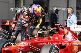 Mark Webber (AUS) Red Bull Racing takes a look at the Ferrari F2012 of Fernando Alonso (ESP) Ferrari in parc ferme. 24.03.2012. Formula 1 World Championship, Rd 2, Malaysian Grand Prix, Sepang, Malaysia, Saturday Qualifying