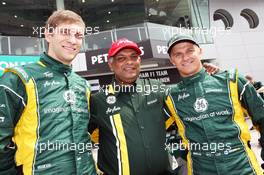 (L to R): Vitaly Petrov (RUS) Caterham with Tony Fernandes (MAL) Caterham Team Principal and Heikki Kovalainen (FIN) Caterham. 25.03.2012. Formula 1 World Championship, Rd 2, Malaysian Grand Prix, Sepang, Malaysia, Sunday