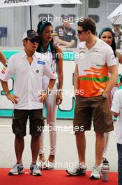 (L to R): Kamui Kobayashi (JPN) Sauber and Paul di Resta (GBR) Sahara Force India F1 on the drivers parade. 25.03.2012. Formula 1 World Championship, Rd 2, Malaysian Grand Prix, Sepang, Malaysia, Sunday
