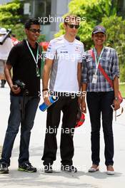 Jenson Button (GBR) McLaren poses for a photo with fans. 25.03.2012. Formula 1 World Championship, Rd 2, Malaysian Grand Prix, Sepang, Malaysia, Sunday