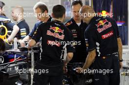 Adrian Newey (GBR) Red Bull Racing Chief Technical Officer takes a look at the Red Bull Racing RB8 brakes. 21.09.2012.Formula 1 World Championship, Rd 14, Singapore Grand Prix, Singapore, Singapore, Practice Day
