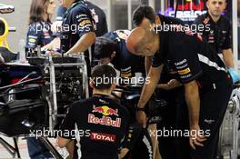 Adrian Newey (GBR) Red Bull Racing Chief Technical Officer takes a look at the Red Bull Racing RB8 brakes. 21.09.2012.Formula 1 World Championship, Rd 14, Singapore Grand Prix, Singapore, Singapore, Practice Day