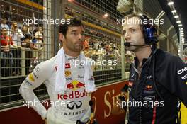 Mark Webber (AUS) Red Bull Racing with Ciaron Pilbeam (GBR) Red Bull Racing Race Engineer on the grid. 23.09.2012. Formula 1 World Championship, Rd 14, Singapore Grand Prix, Singapore, Singapore, Race Day