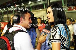 (L to R): Will Buxton (GBR) Speed TV Presenter interviews Katy Perry (USA) Singer on the grid. 23.09.2012. Formula 1 World Championship, Rd 14, Singapore Grand Prix, Singapore, Singapore, Race Day