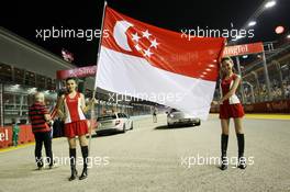 Grid girls with Singapore flag. 23.09.2012. Formula 1 World Championship, Rd 14, Singapore Grand Prix, Singapore, Singapore, Race Day