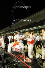 Lewis Hamilton (GBR) McLaren MP4/27 on the grid. 23.09.2012. Formula 1 World Championship, Rd 14, Singapore Grand Prix, Singapore, Singapore, Race Day