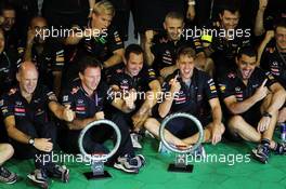 Race winner Sebastian Vettel (GER) Red Bull Racing celebrates with the team. 23.09.2012. Formula 1 World Championship, Rd 14, Singapore Grand Prix, Singapore, Singapore, Race Day