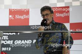 Eddie Jordan (IRE) BBC Television Pundit on the podium. 23.09.2012. Formula 1 World Championship, Rd 14, Singapore Grand Prix, Singapore, Singapore, Race Day