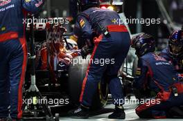 Daniel Ricciardo (AUS) Scuderia Toro Rosso STR7 makes a pit stop. 23.09.2012. Formula 1 World Championship, Rd 14, Singapore Grand Prix, Singapore, Singapore, Race Day