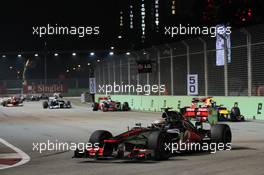 Lewis Hamilton (GBR) McLaren MP4/27 leads the race. 23.09.2012. Formula 1 World Championship, Rd 14, Singapore Grand Prix, Singapore, Singapore, Race Day