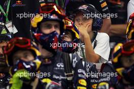 Red Bull Racing mechanics watch the race. 23.09.2012. Formula 1 World Championship, Rd 14, Singapore Grand Prix, Singapore, Singapore, Race Day