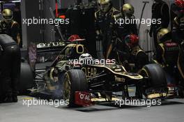 Kimi Raikkonen (FIN) Lotus F1 E20 makes a pit stop. 23.09.2012. Formula 1 World Championship, Rd 14, Singapore Grand Prix, Singapore, Singapore, Race Day