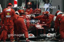 Fernando Alonso (ESP) Ferrari F2012 makes a pit stop. 23.09.2012. Formula 1 World Championship, Rd 14, Singapore Grand Prix, Singapore, Singapore, Race Day