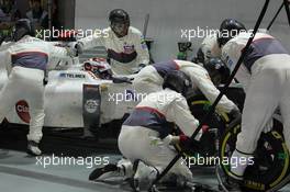 Kamui Kobayashi (JPN) Sauber C31 makes a pit stop. 23.09.2012. Formula 1 World Championship, Rd 14, Singapore Grand Prix, Singapore, Singapore, Race Day