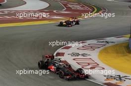 Lewis Hamilton (GBR) McLaren MP4/27 leads Sebastian Vettel (GER) Red Bull Racing RB8. 23.09.2012. Formula 1 World Championship, Rd 14, Singapore Grand Prix, Singapore, Singapore, Race Day