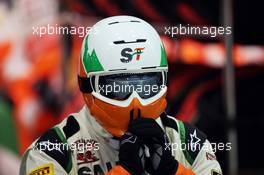 Sahara Force India F1 Team mechanic watches the race. 23.09.2012. Formula 1 World Championship, Rd 14, Singapore Grand Prix, Singapore, Singapore, Race Day