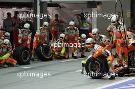 Sahara Force India F1 Team mechanics await a pit stop. 23.09.2012. Formula 1 World Championship, Rd 14, Singapore Grand Prix, Singapore, Singapore, Race Day