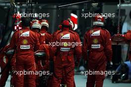 Ferrari await a pit stop. 23.09.2012. Formula 1 World Championship, Rd 14, Singapore Grand Prix, Singapore, Singapore, Race Day