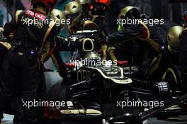 Romain Grosjean (FRA) Lotus F1 E20 makes a pit stop. 23.09.2012. Formula 1 World Championship, Rd 14, Singapore Grand Prix, Singapore, Singapore, Race Day