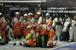 Sahara Force India F1 Team await a pit stop. 23.09.2012. Formula 1 World Championship, Rd 14, Singapore Grand Prix, Singapore, Singapore, Race Day