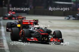 Lewis Hamilton (GBR) McLaren MP4/27 leads Sebastian Vettel (GER) Red Bull Racing RB8. 23.09.2012. Formula 1 World Championship, Rd 14, Singapore Grand Prix, Singapore, Singapore, Race Day