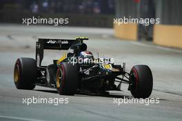 Vitaly Petrov (RUS) Caterham CT01 with front wing missing. 23.09.2012. Formula 1 World Championship, Rd 14, Singapore Grand Prix, Singapore, Singapore, Race Day