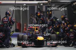 Mark Webber (AUS) Red Bull Racing RB8 makes a pit stop. 23.09.2012. Formula 1 World Championship, Rd 14, Singapore Grand Prix, Singapore, Singapore, Race Day