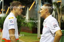 (L to R): Paul di Resta (GBR) Sahara Force India F1 with Martin Whitmarsh (GBR) McLaren Chief Executive Officer. 22.09.2012. Formula 1 World Championship, Rd 14, Singapore Grand Prix, Singapore, Singapore, Qualifying Day