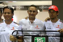 (L to R): Sam Michael (AUS) McLaren Sporting Director; Martin Whitmarsh (GBR) McLaren Chief Executive Officer; and Jenson Button (GBR) McLaren, celebrate the first sub 2.5 second pit stop in F1. 22.09.2012. Formula 1 World Championship, Rd 14, Singapore Grand Prix, Singapore, Singapore, Qualifying Day