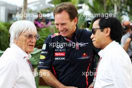 tr Bernie Ecclestone (GBR) CEO Formula One Group (FOM) with Christian Horner (GBR) Red Bull Racing Team Principal and Chalerm Yoovidhya (THA) Red Bull Racing Co-Owner. 22.09.2012. Formula 1 World Championship, Rd 14, Singapore Grand Prix, Singapore, Singapore, Qualifying Day